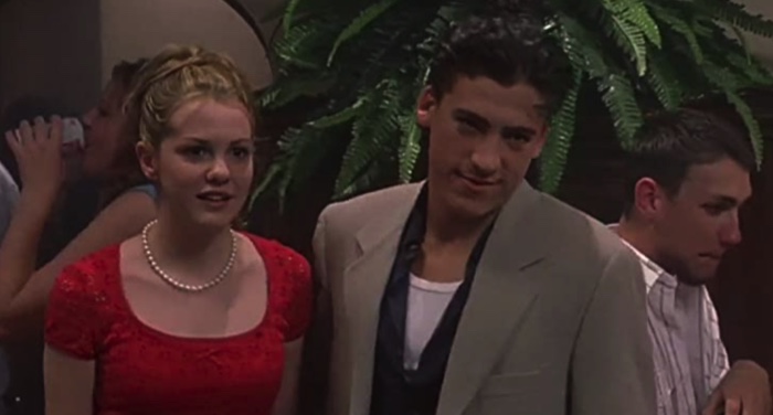 still frame of Andrew Keegan and Larisa Oleynik from movie 10 Things I Hate About You https://www.imdb.com/title/tt0147800/mediaviewer/rm2609944577/