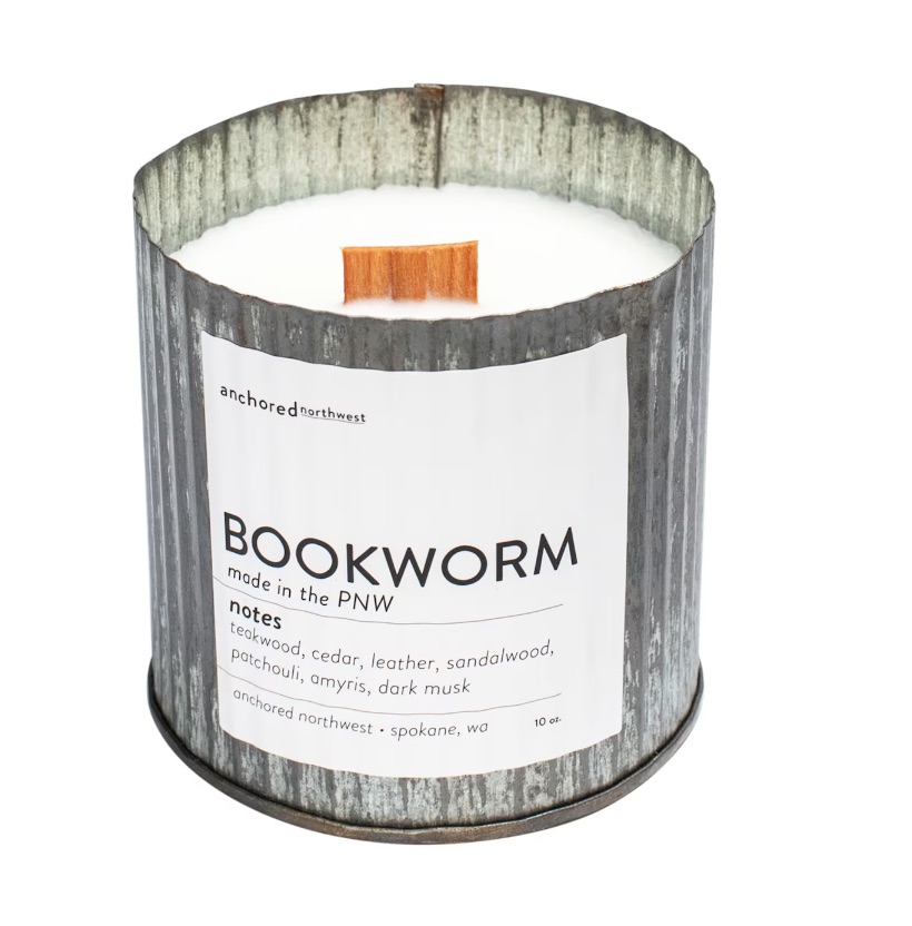 Image of a candle with the scent "bookworm" in tin can.