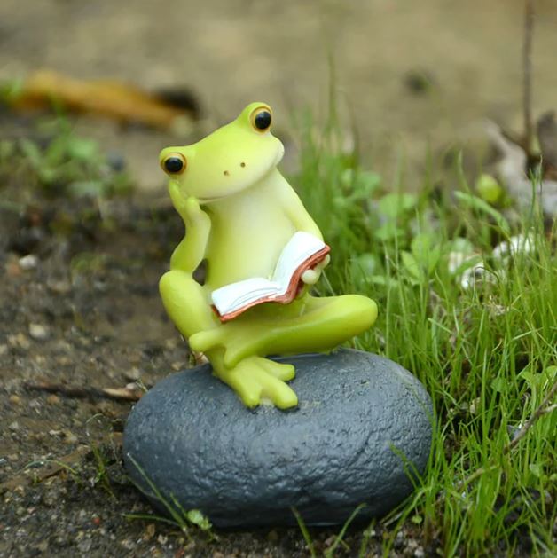 Cute Frog Reading Statue YuhonArtDesign