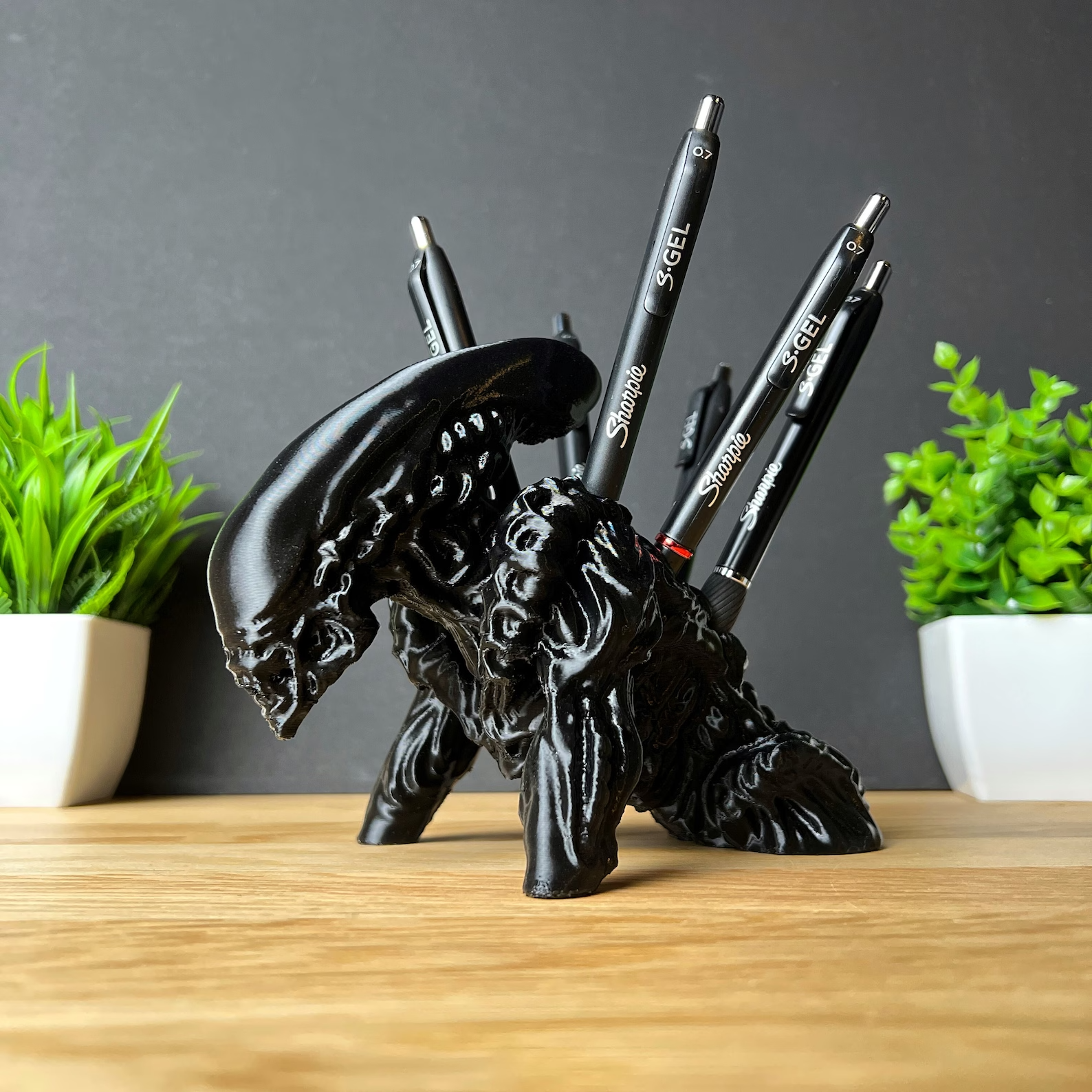 xenomorph pen holder